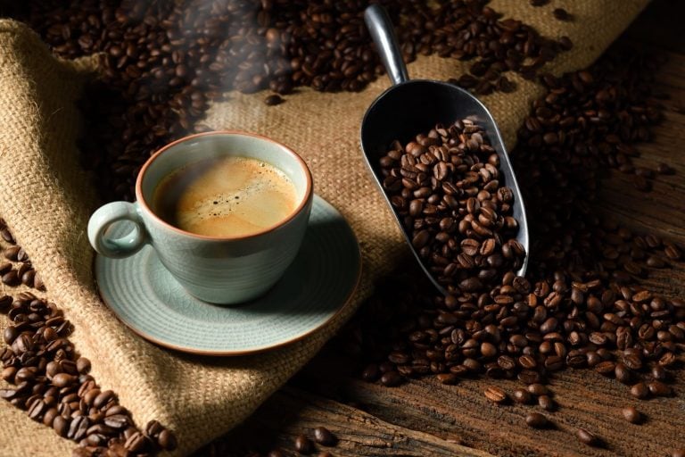 Grãos de café brasileiro sendo exportados para a China
