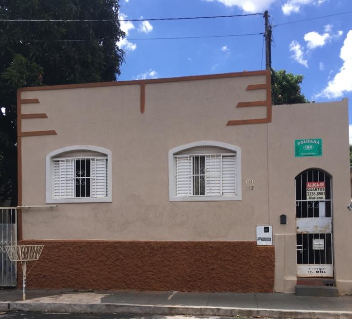 Fachada frontal da Pensão Pousada Dona Marlene em Uberaba - Prédio azul com entrada acolhedora